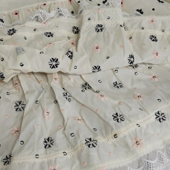 Vintage 50s Half Slip Embroiidered Flowers. Acetate GUC See Pics - Picture 2 of 15